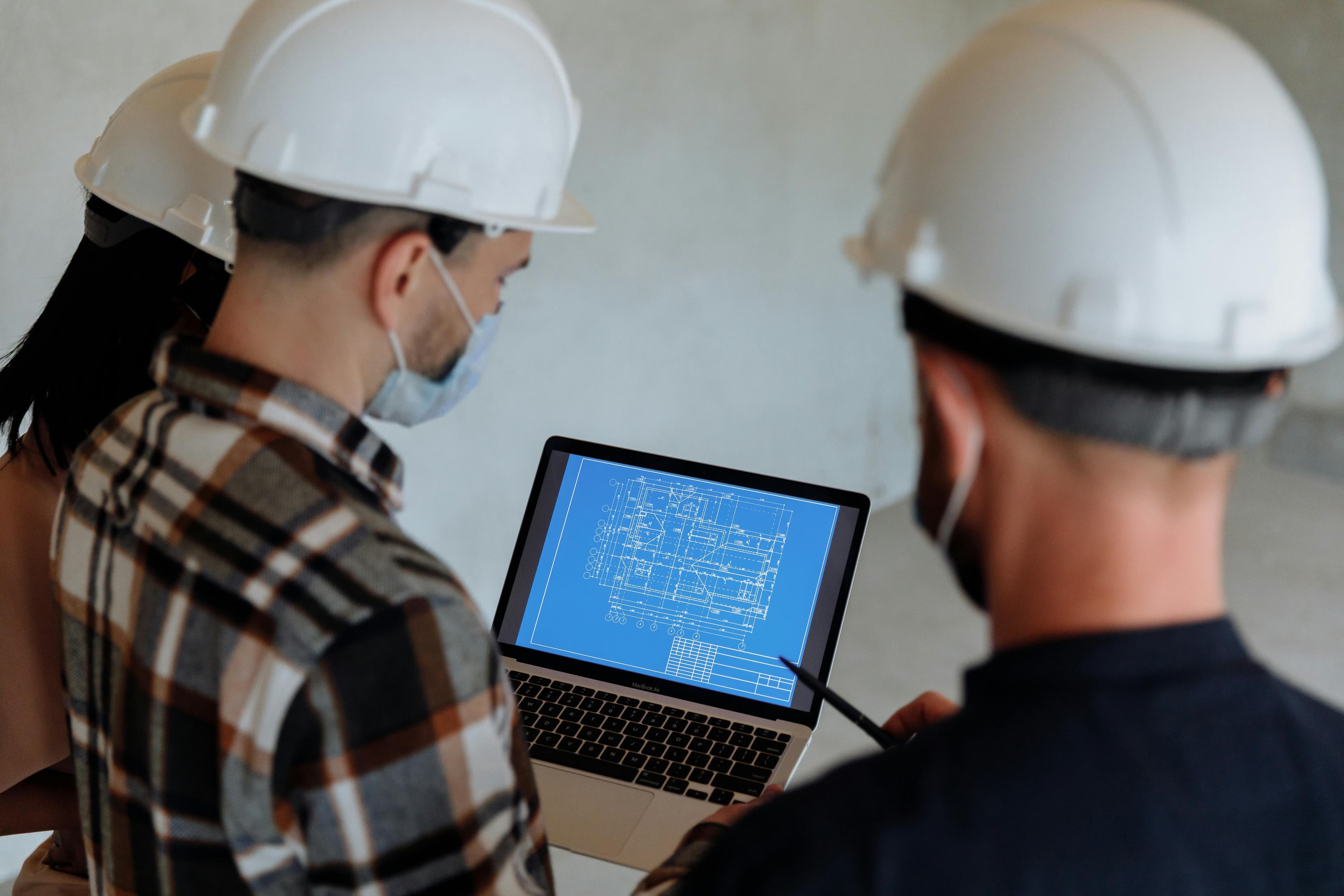 Équipe de professionnels réunie autour de plans techniques